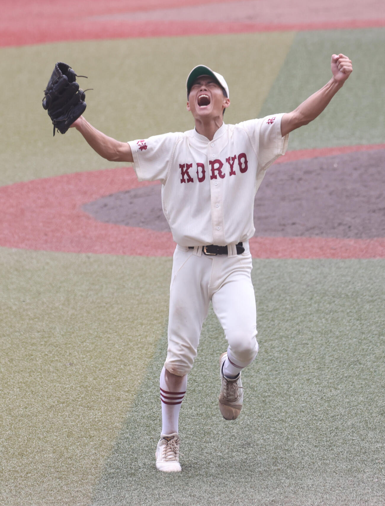 拓大紅陵対専大松戸　7回から登板した拓大紅陵・宮沢和聖は勝利しガッツポーズする（撮影・柴田隆二）