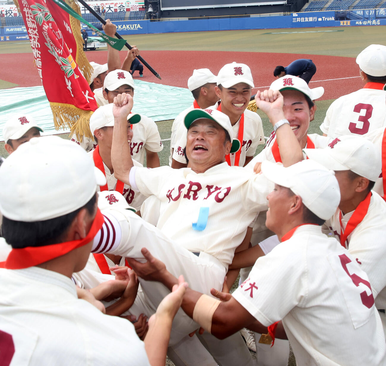 拓大紅陵対専大松戸　甲子園出場を決めナインから胴上げされる拓大紅陵・坂巻展行監督（撮影・柴田隆二）