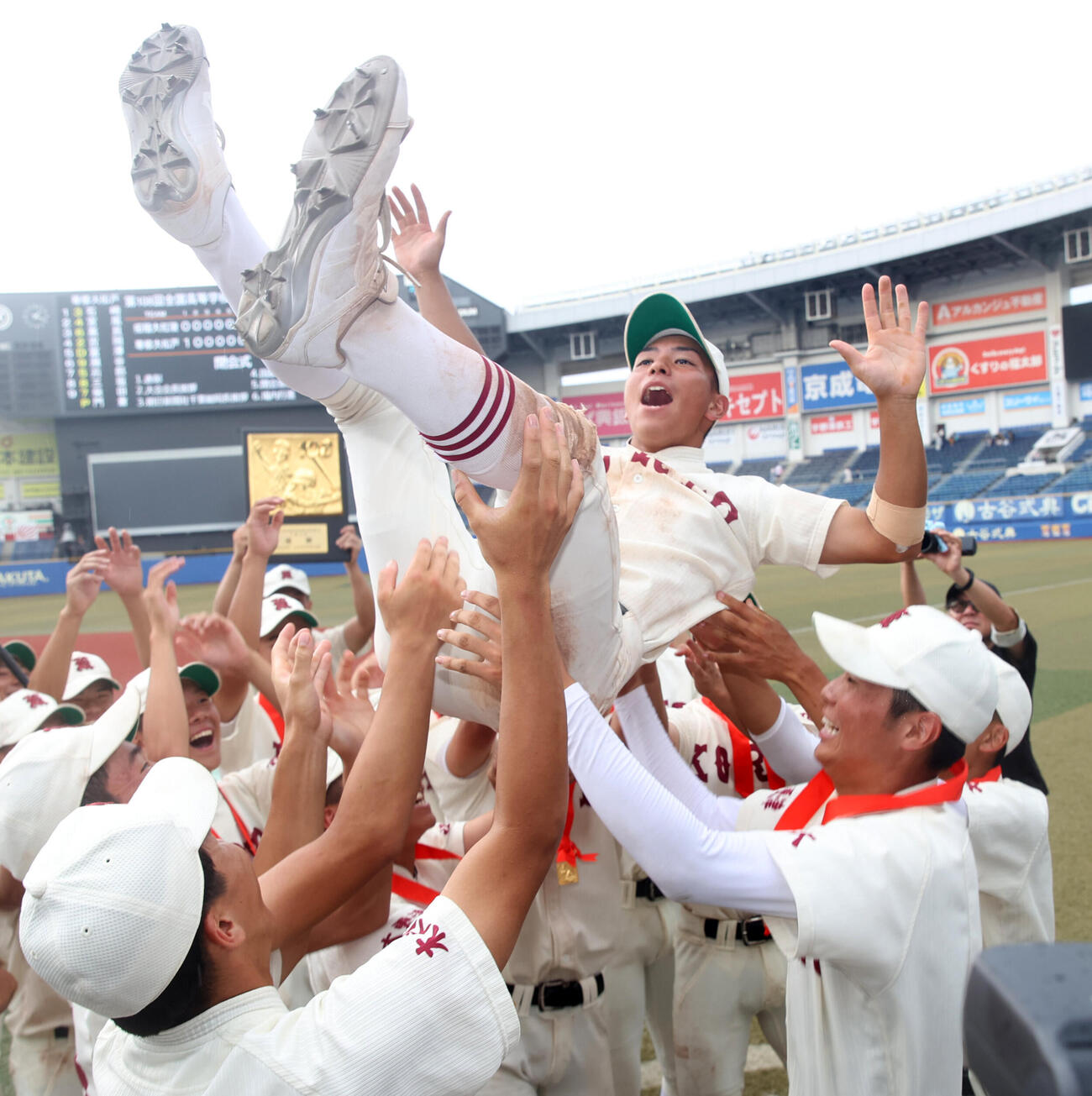 拓大紅陵対専大松戸　甲子園出場を決めナインから胴上げされる拓大紅陵・加治征樹主将（撮影・柴田隆二）