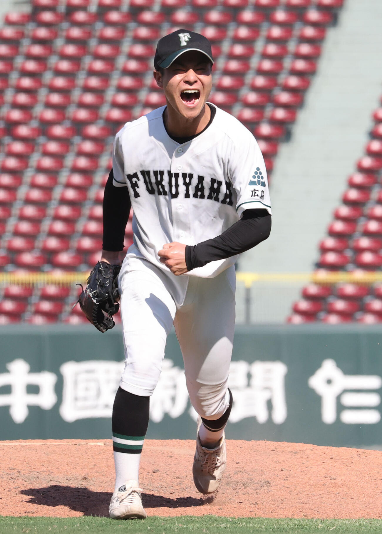 呉対福山　9回表呉2死、田上蒼空を遊ゴロに仕留めた岩本大輝はガッツポーズ（撮影・梅根麻紀）