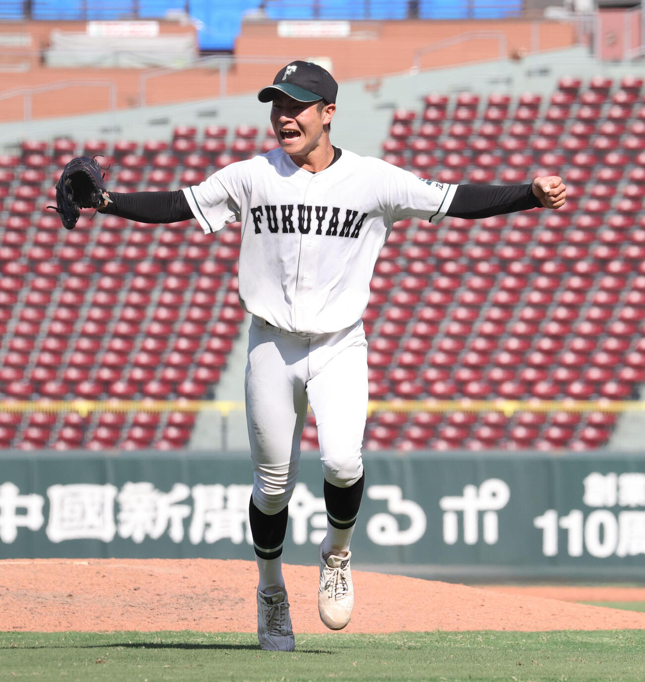 呉対福山　9回表呉2死、田上蒼空を遊ゴロに仕留めた岩本大輝はガッツポーズ（撮影・梅根麻紀）