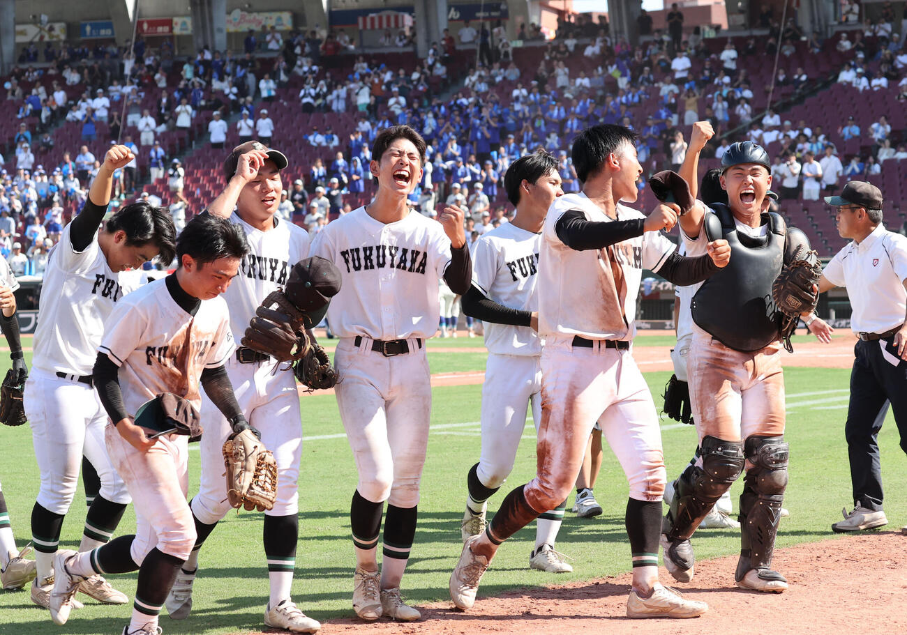 呉対福山　呉に勝利を飾り決勝進出を決めた福山ナインは歓喜の表情（撮影・梅根麻紀）