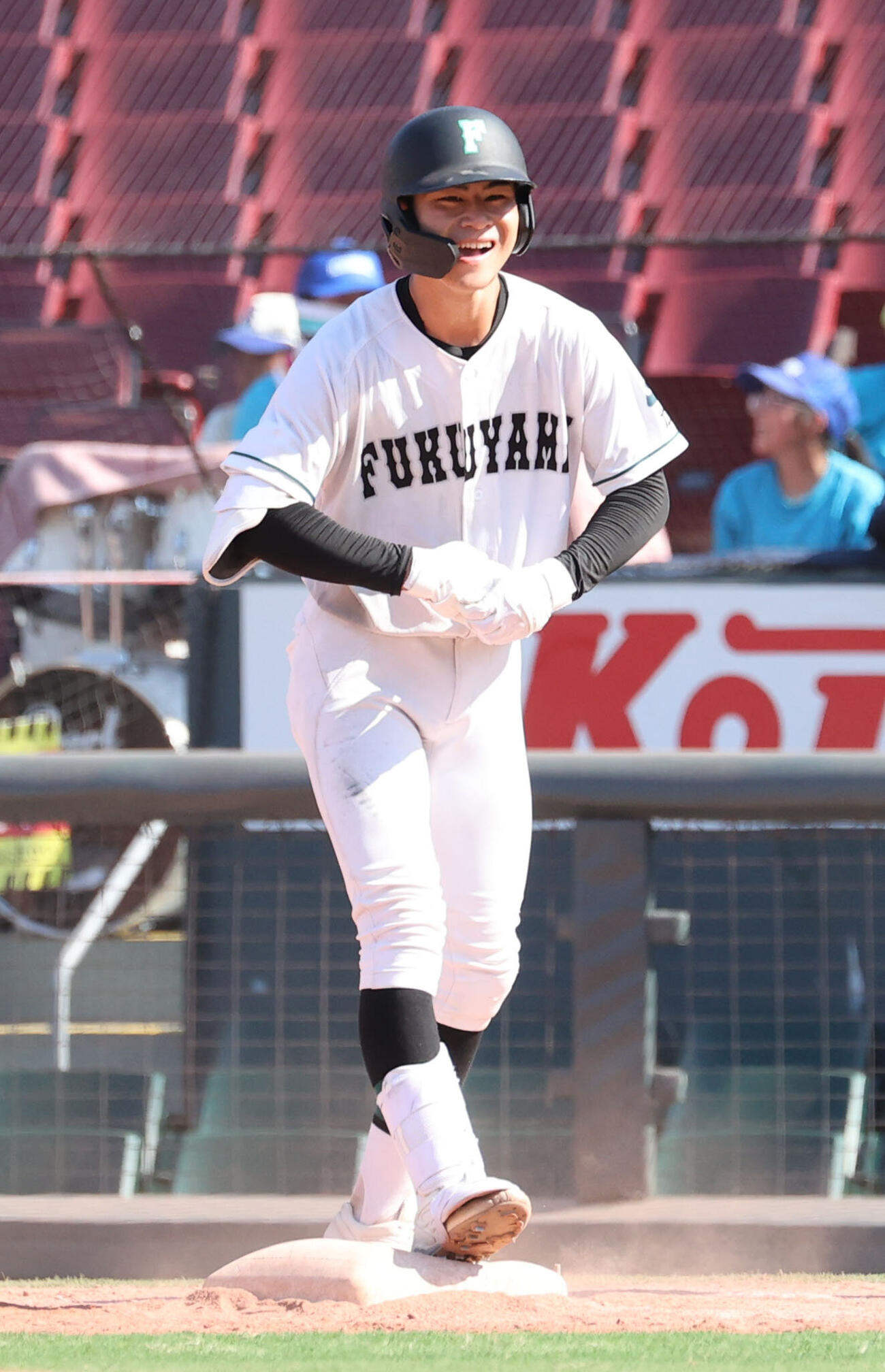 呉対福山　8回裏福山2死三塁、岩本大輝は右前に勝ち越しとなる適時打を放ち笑顔（撮影・梅根麻紀）