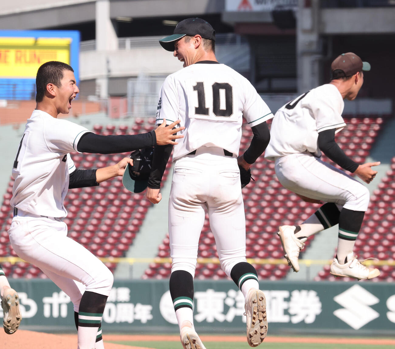 呉対福山　9回表呉2死、田上蒼空を遊ゴロに仕留めた岩本大輝は歓喜の表情（中央）（撮影・梅根麻紀）