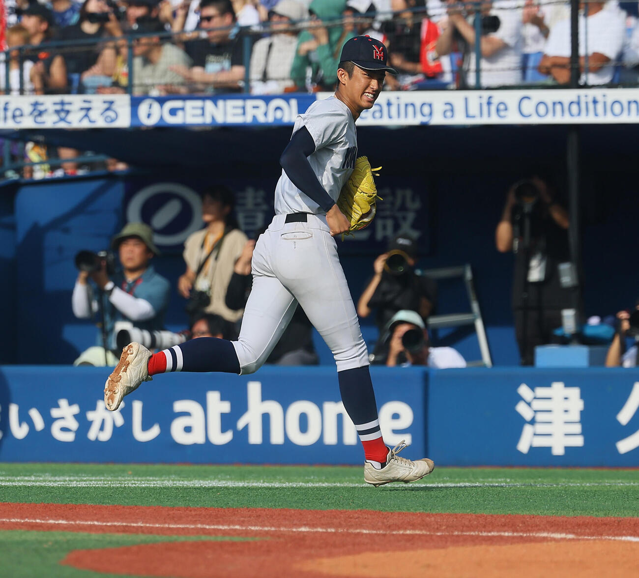 横浜対桐光学園　2回表横浜2死満塁、適時打を放つ小林大雅（撮影・垰建太）
