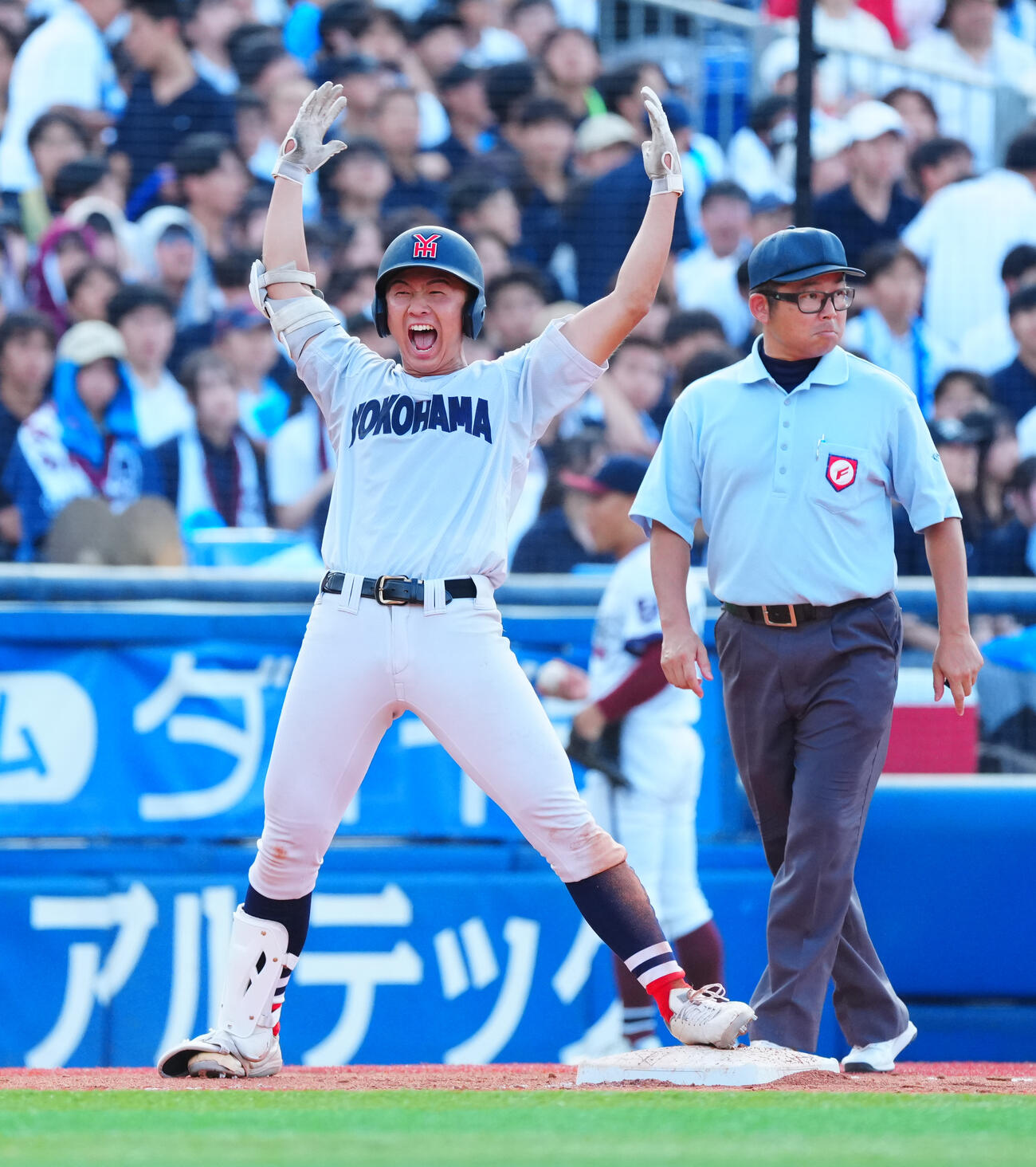 横浜対桐光学園　7回裏を無失点で抑え笑顔でベンチに引き揚げる織田翔希（撮影・水谷安孝）