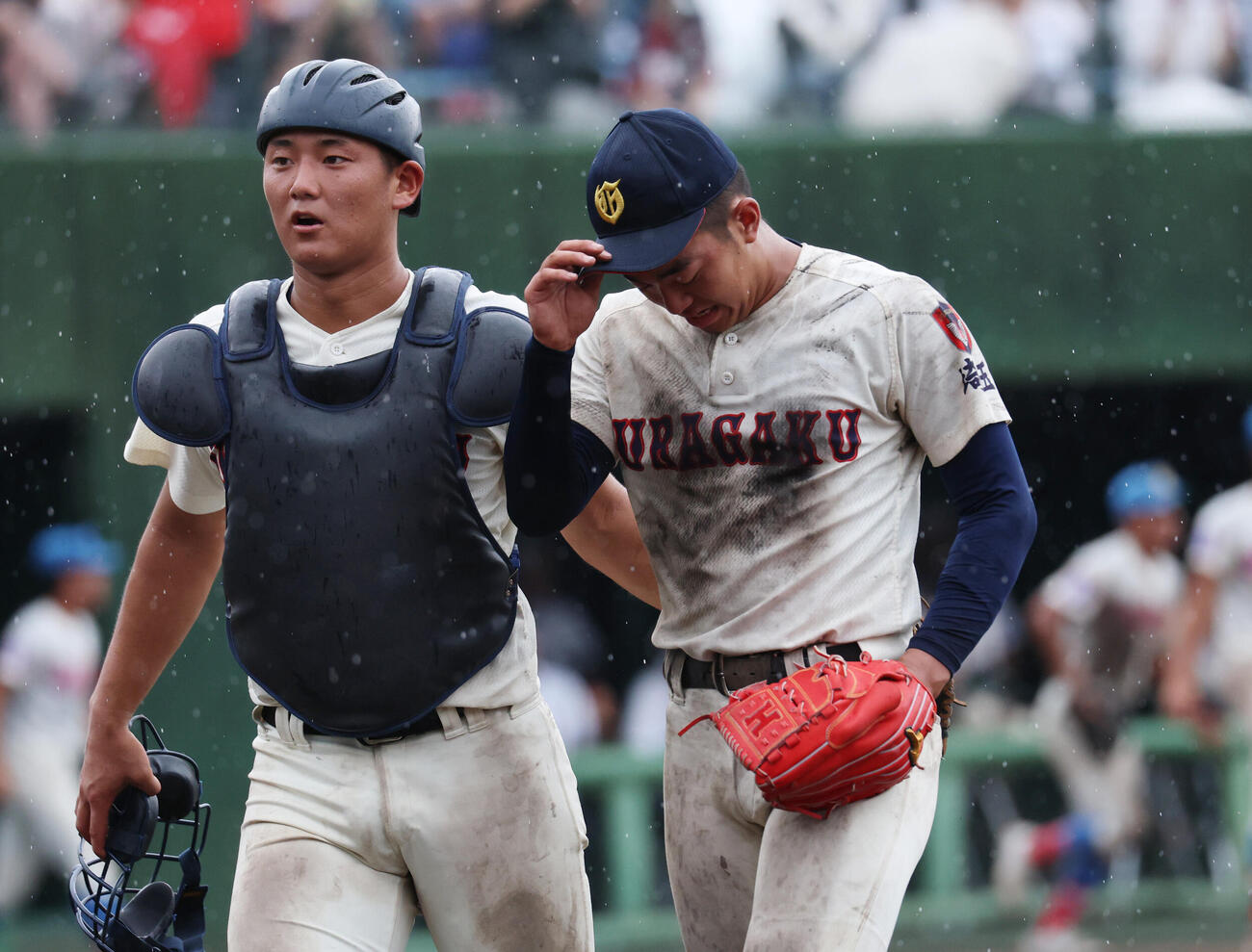 浦和学院対花咲徳栄　9回に追加点を浴びがっくりとベンチに戻る伊藤漣（撮影・増田悦実）