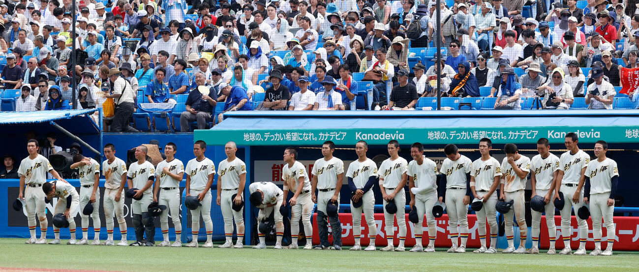 八王子実践対創価　八王子実践に敗れ涙を流す創価ナイン（撮影・山本朝陽）