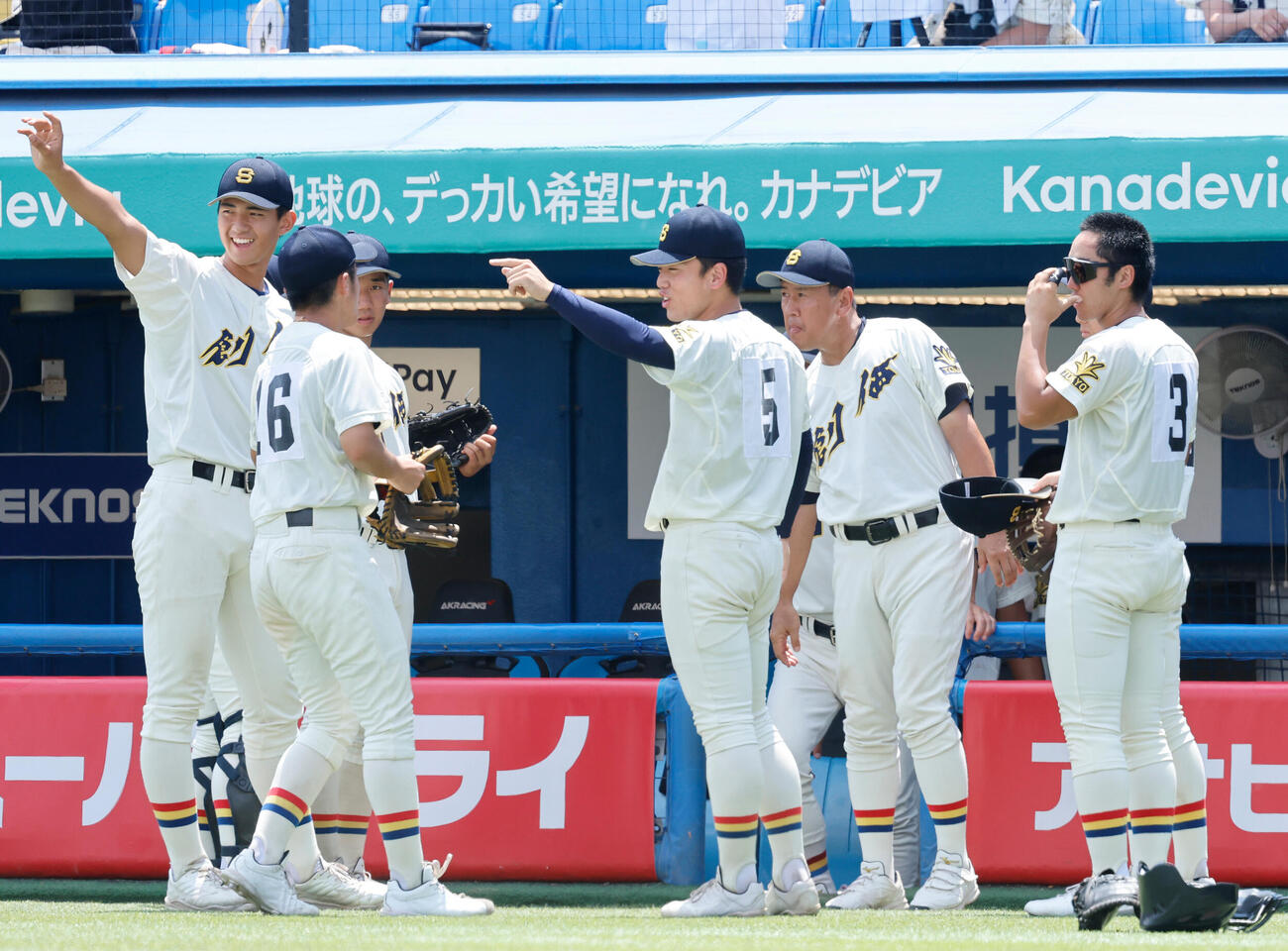 八王子実践対創価　4回表を抑えた後、堀内尊法監督（右から2人目）の指示を聞く創価ナイン（撮影・山本朝陽）