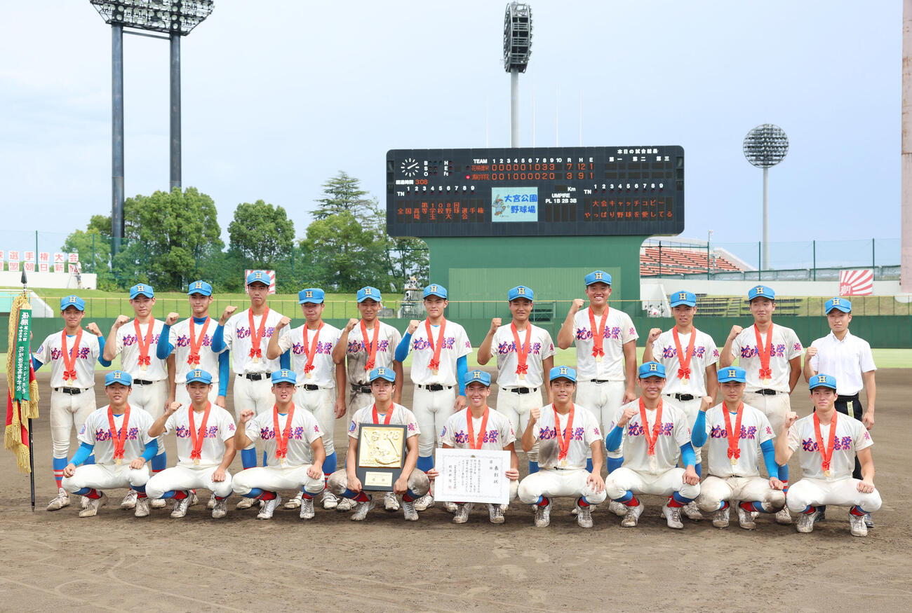 浦和学院対花咲徳栄　優勝し笑顔でガッツポーズをする花咲徳栄ナイン（撮影・増田悦実）