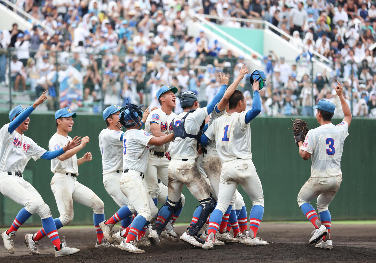 浦和学院対花咲徳栄　優勝し歓喜する花咲徳栄ナイン（撮影・増田悦実）