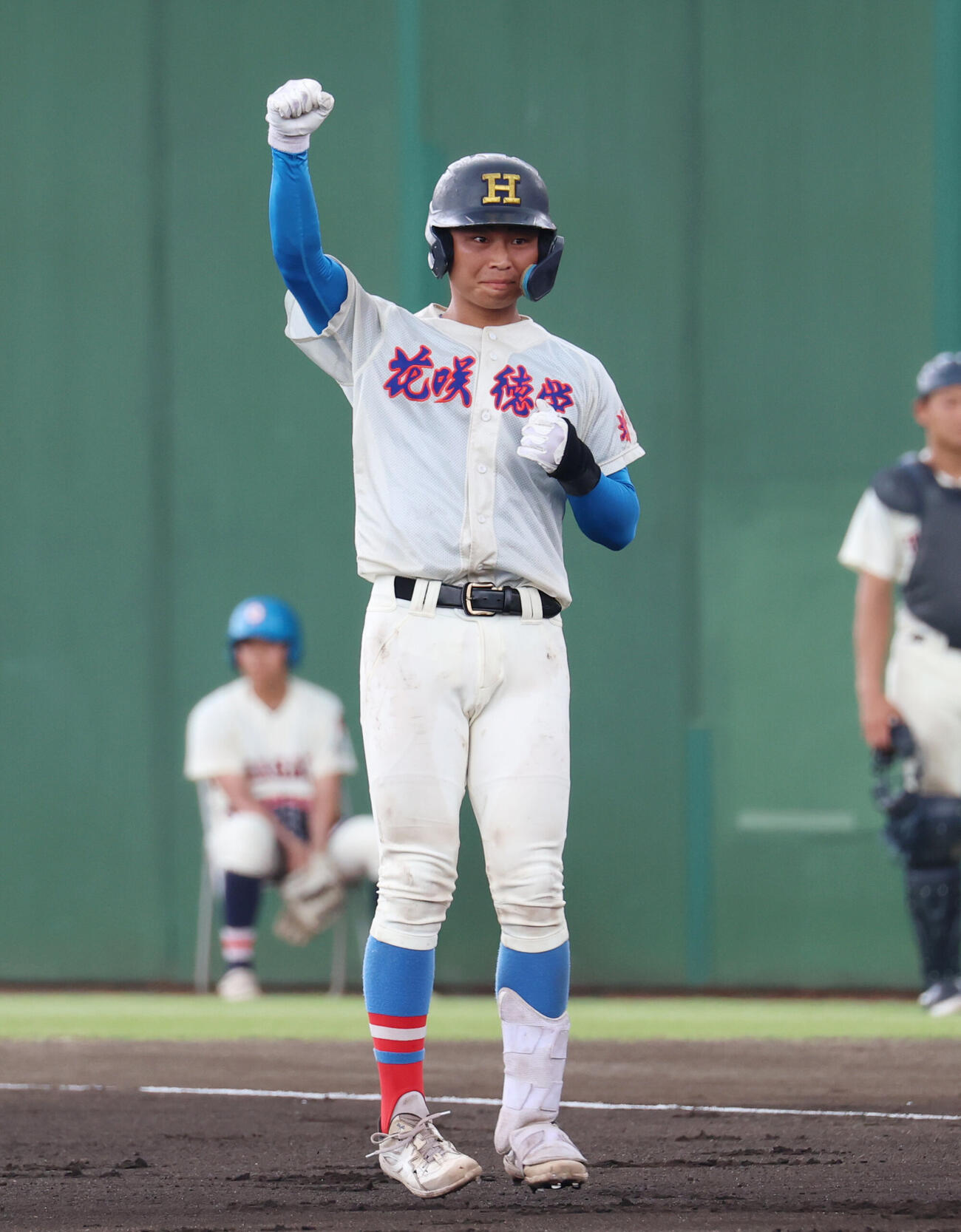 浦和学院対花咲徳栄　6回表花咲徳栄1死三塁、適時打を放ちガッツポーズをする佐伯真聡（撮影・増田悦実）