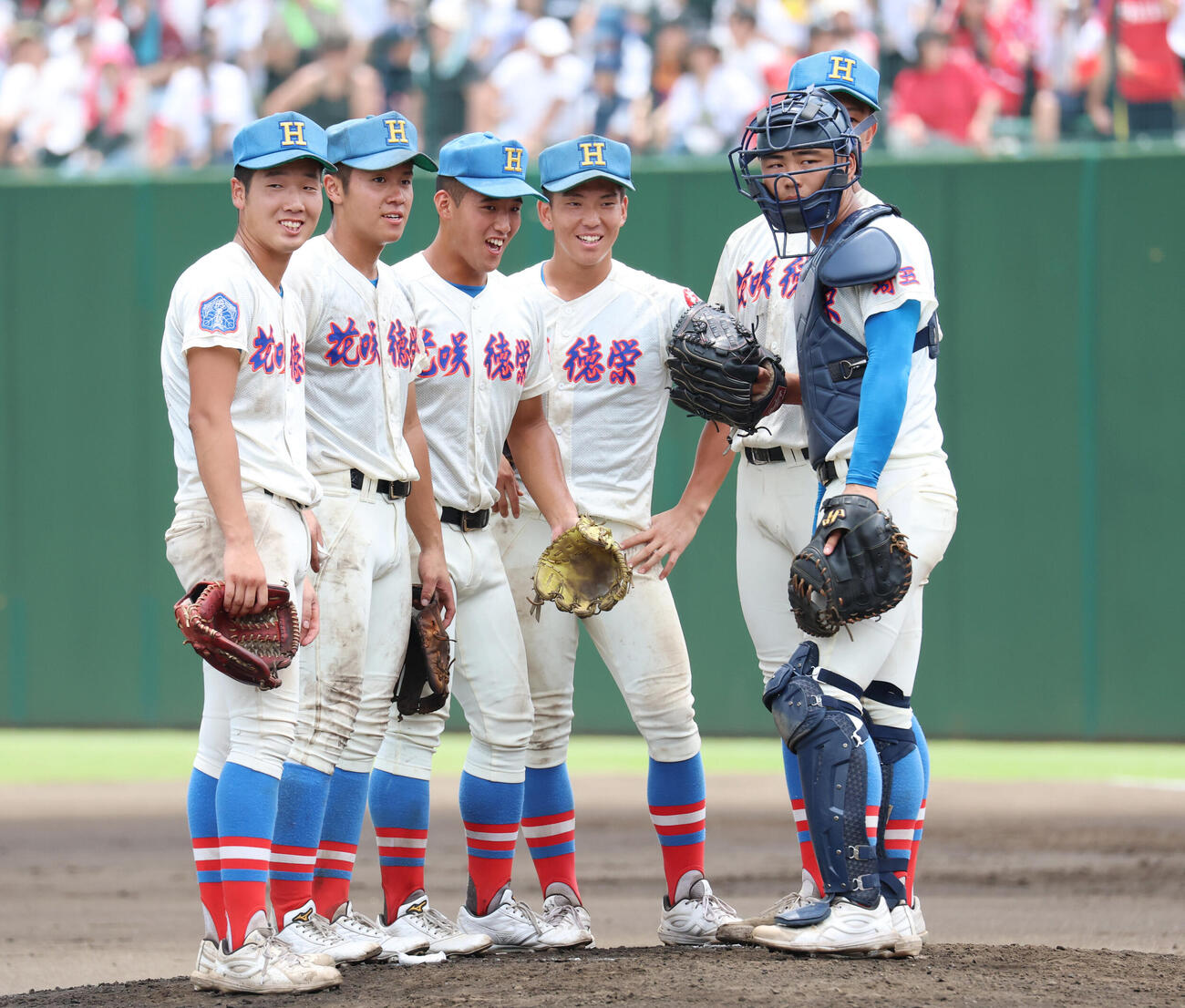 浦和学院対花咲徳栄　6回、笑顔で伝令を待つ花咲徳栄ナイン（撮影・増田悦実）