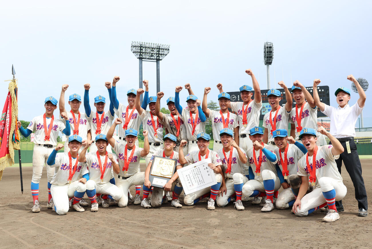 浦和学院対花咲徳栄　優勝し笑顔でガッツポーズをする花咲徳栄ナイン（撮影・増田悦実）