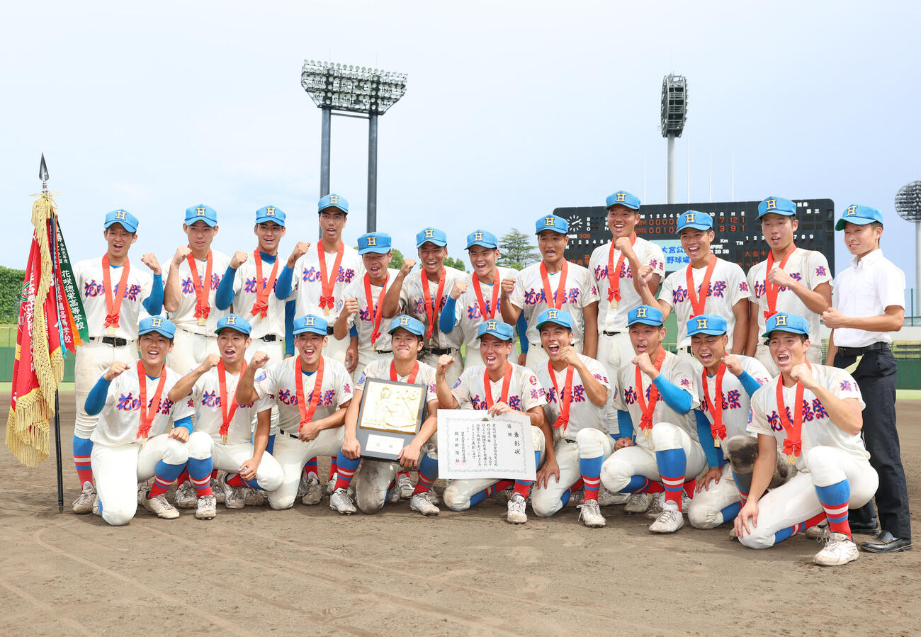 浦和学院対花咲徳栄　優勝し笑顔でガッツポーズをする花咲徳栄ナイン（撮影・増田悦実）