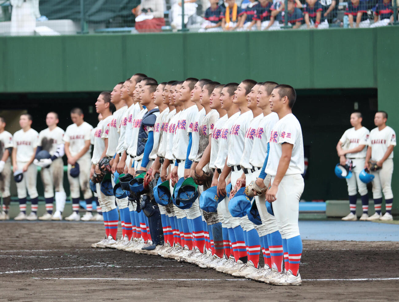 浦和学院対花咲徳栄　優勝し校歌斉唱をする花咲徳栄ナイン（撮影・増田悦実）