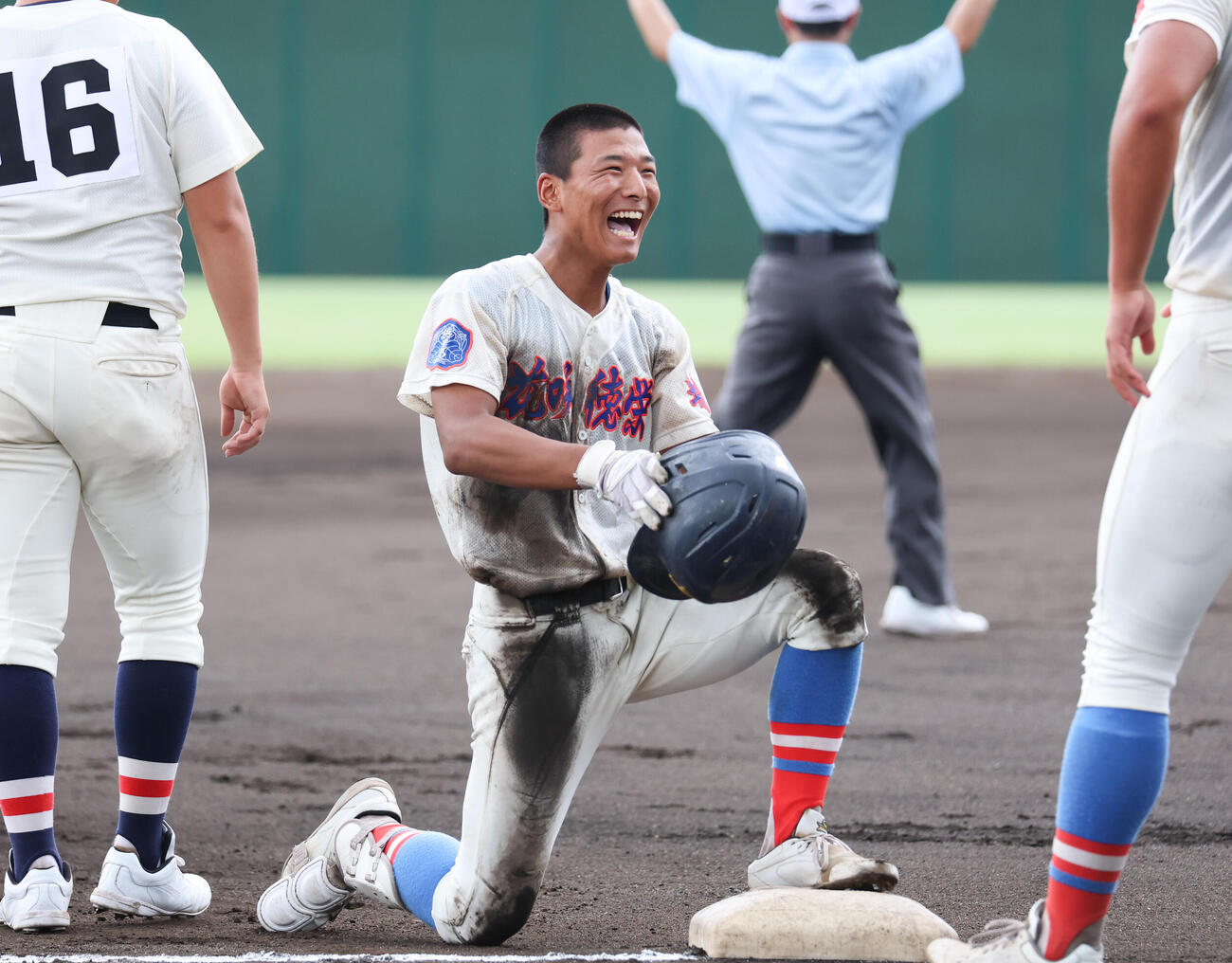 浦和学院対花咲徳栄　6回表花咲徳栄無死、三塁打を放ち笑顔を見せる東村寛太（撮影・増田悦実）