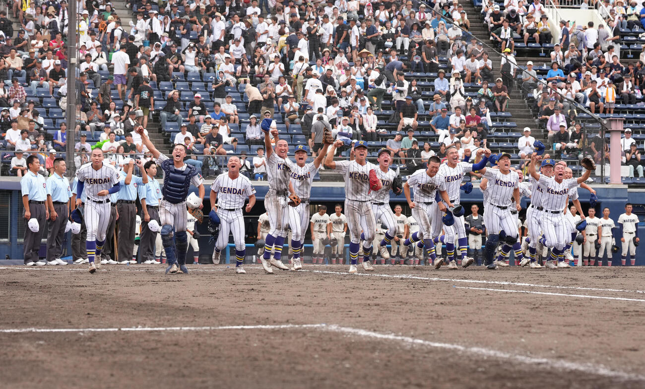 前橋商対健大高崎　優勝を決め、スタンドに向かって駆け出す健大高崎（撮影・足立雅史）