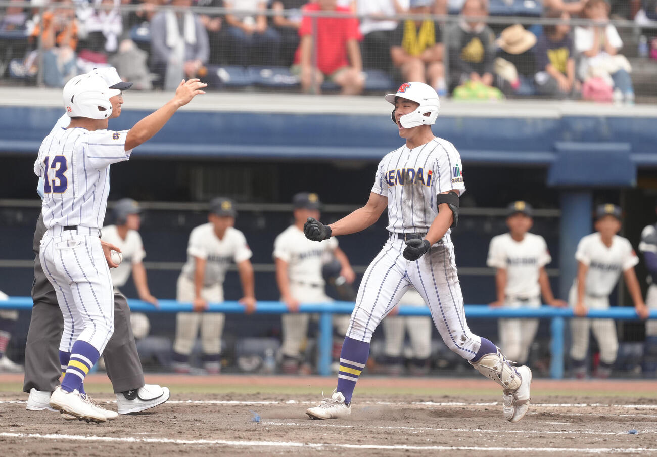 前橋商対健大高崎　8回裏健大高崎2死一塁、神崎翔斗は2点本塁打を放ち雄たけびを上げる（撮影・足立雅史）