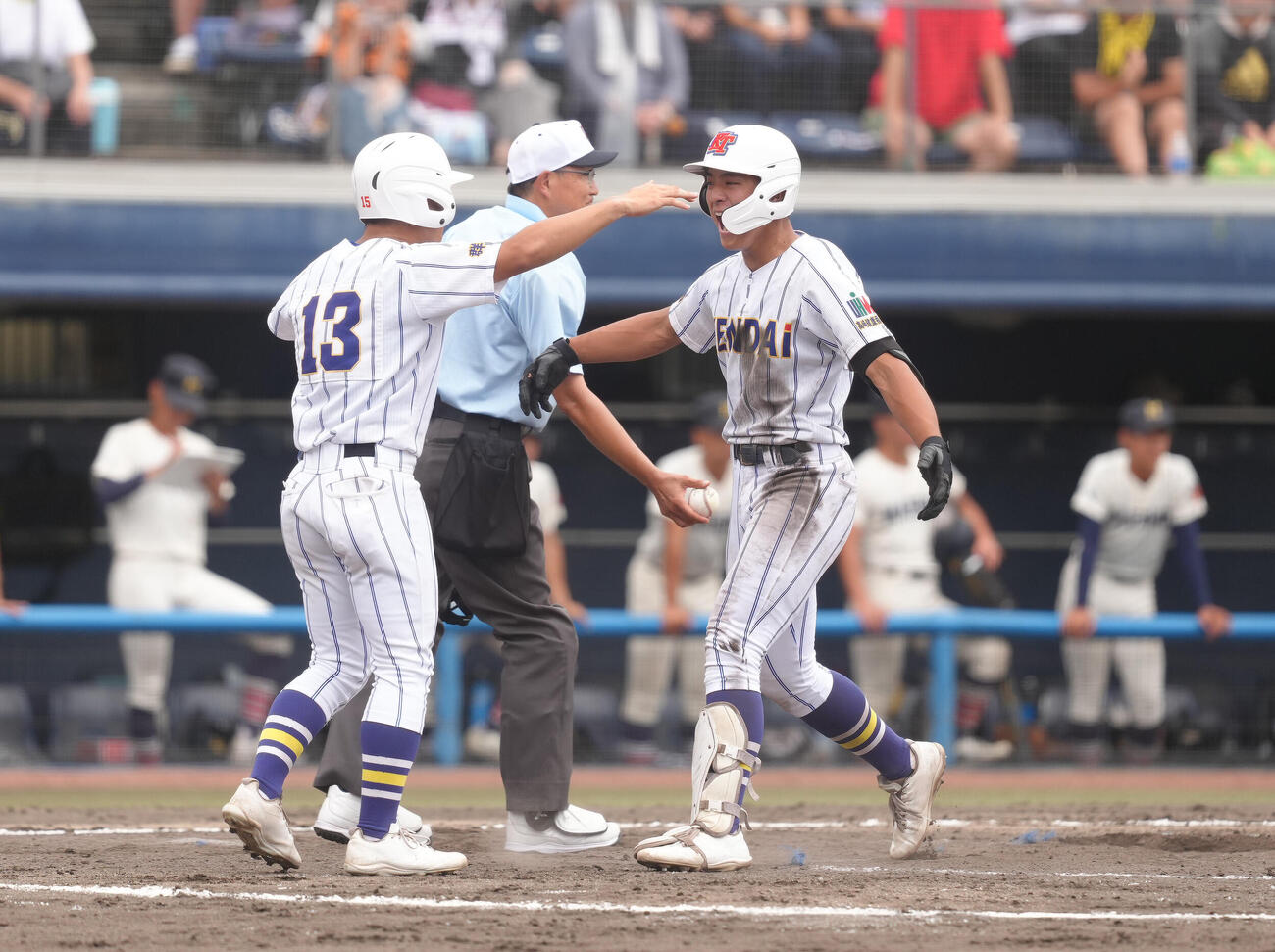 前橋商対健大高崎　8回裏健大高崎2死一塁、神崎翔斗は2点本塁打を放ち雄たけびを上げる（撮影・足立雅史）