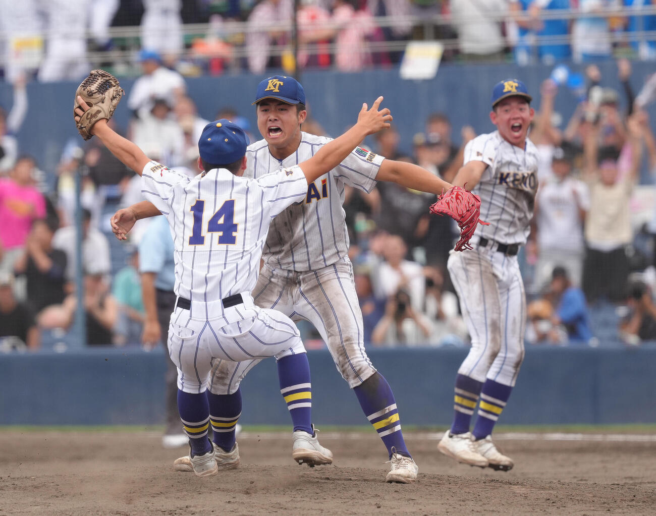 前橋商対健大高崎　9回表途中から登板した健大高崎・石田翔大（中央）は最後を締め喜ぶ（撮影・足立雅史）