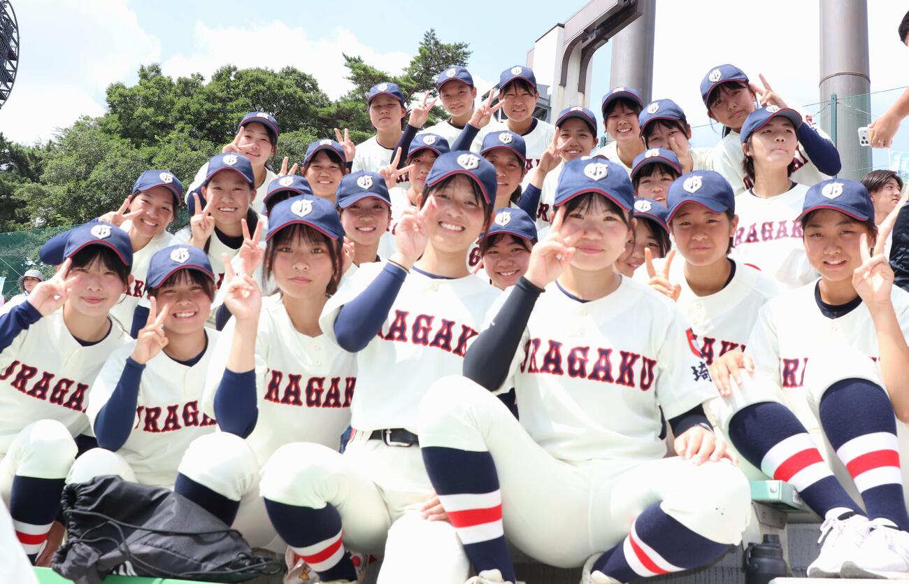 笑顔でスタンドから応援を送る浦和学院女子硬式野球部の部員たち（撮影・会田京叶）花咲徳栄対浦和学院