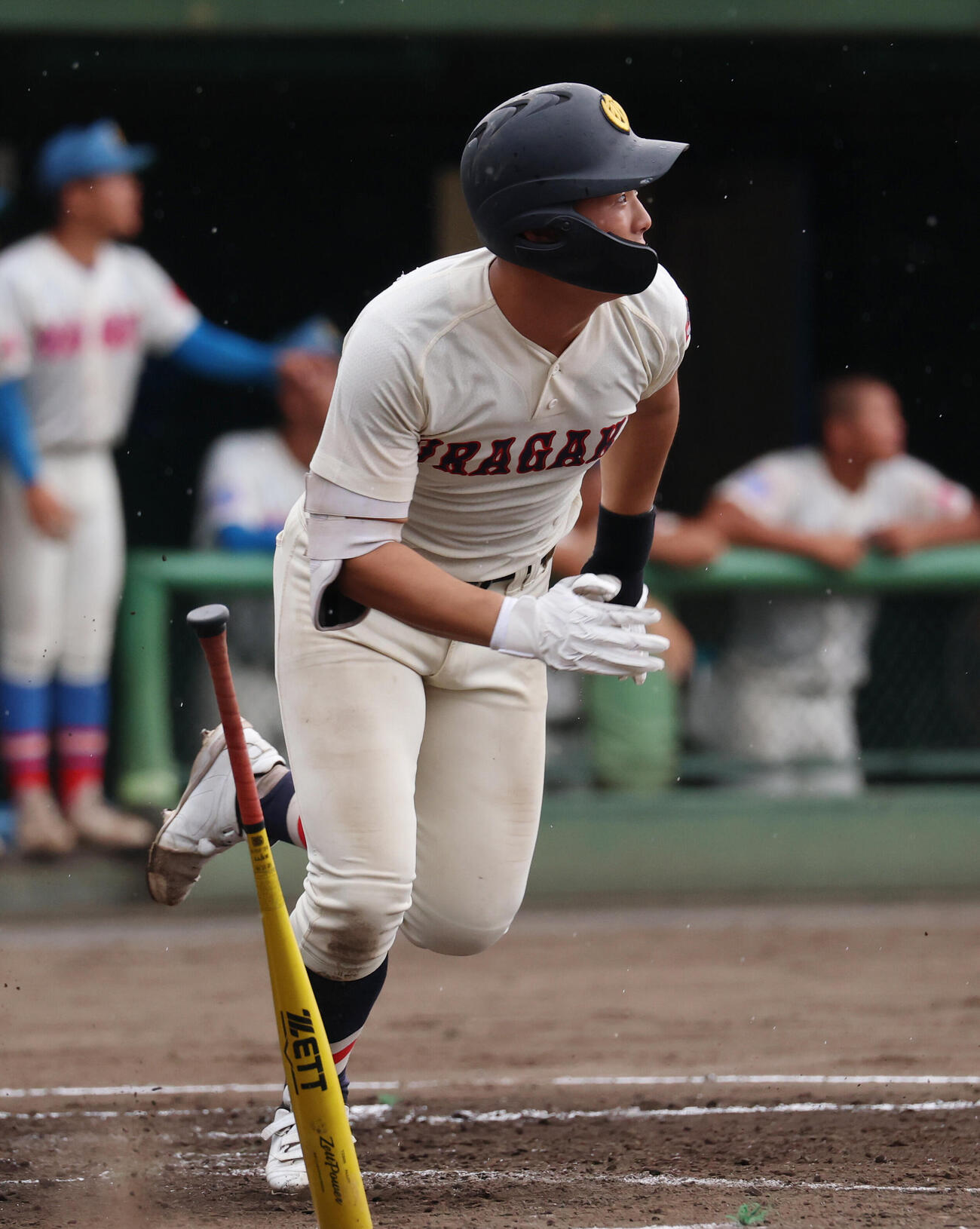 浦和学院対花咲徳栄　8回裏浦和学院2死一塁、適時二塁打を放つ鈴木謙心（撮影・増田悦実）