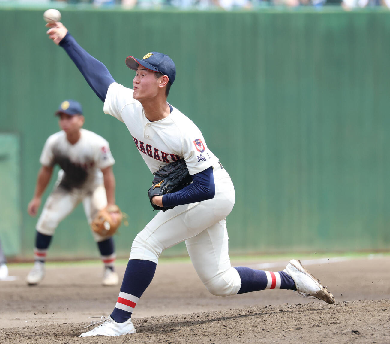 浦和学院対花咲徳栄　浦和学院3番手で登板し力投する日高創太（撮影・増田悦実）