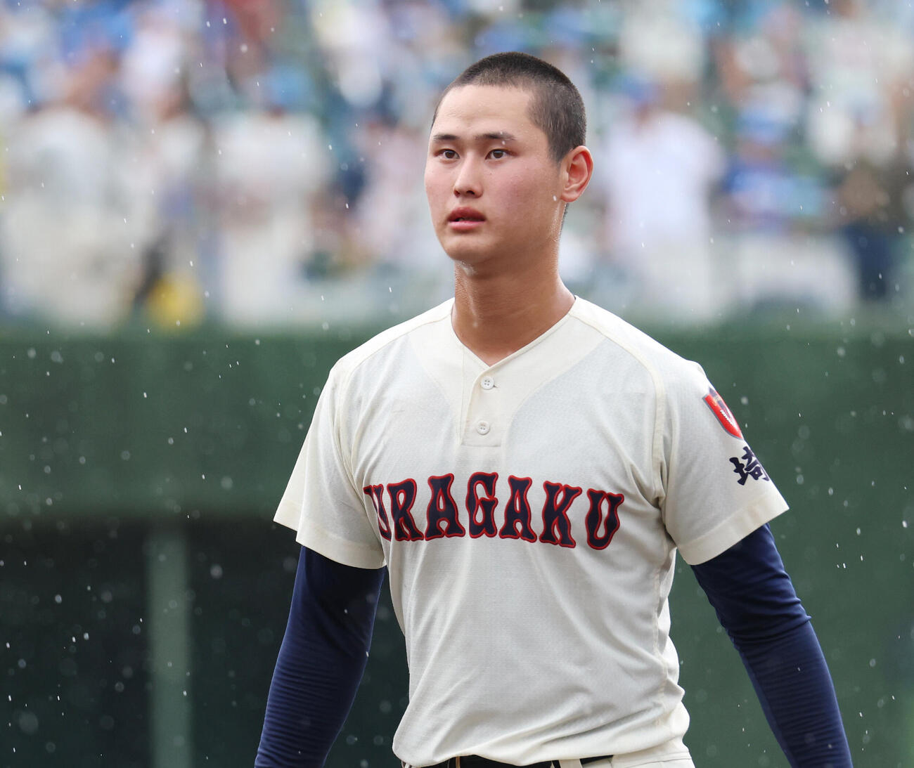 浦和学院対花咲徳栄　8回表、交代を告げられベンチに戻る日高創太（撮影・増田悦実）