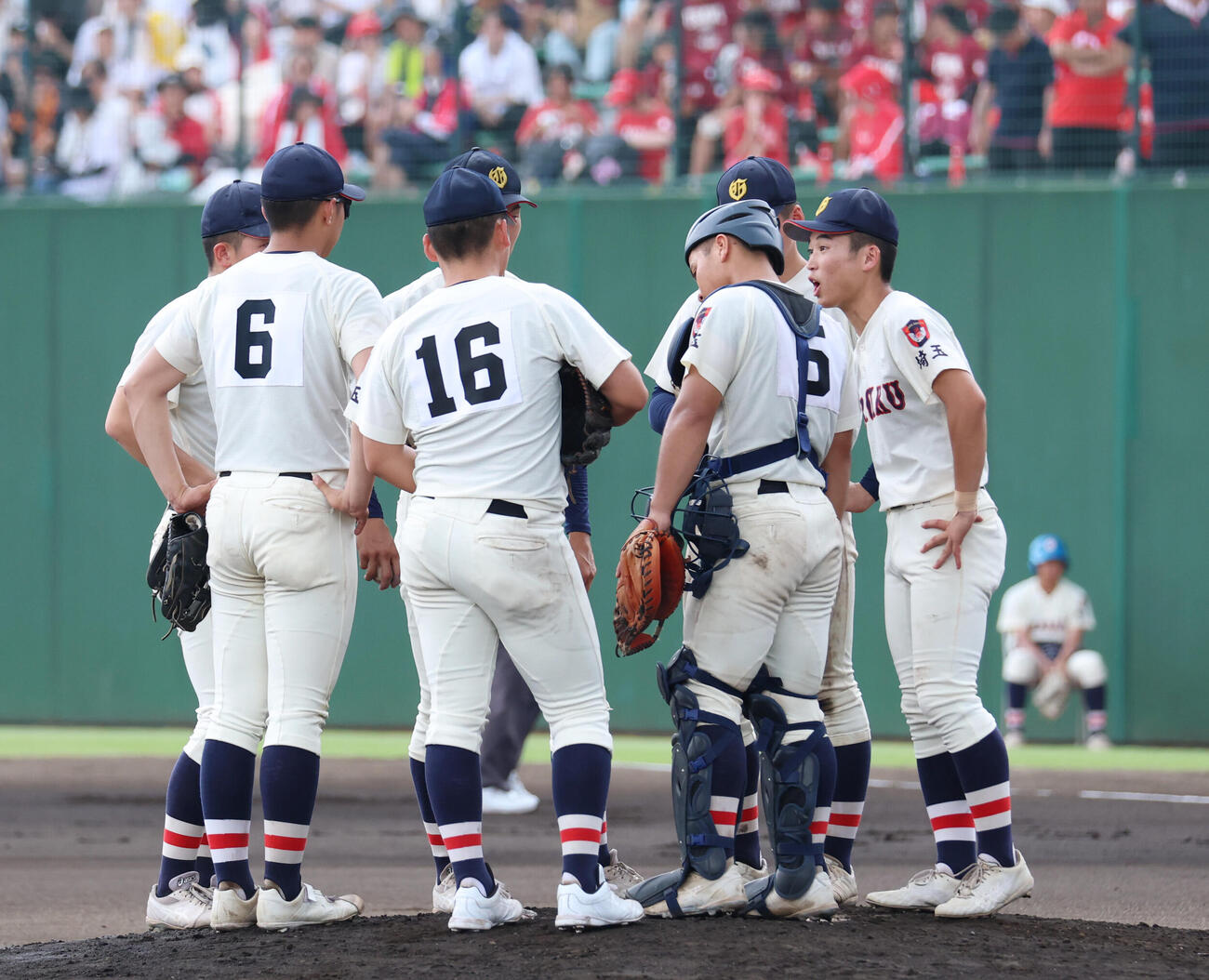 浦和学院対花咲徳栄　6回、走者を抱えマウンドに集まる浦和学院ナイン（撮影・増田悦実）