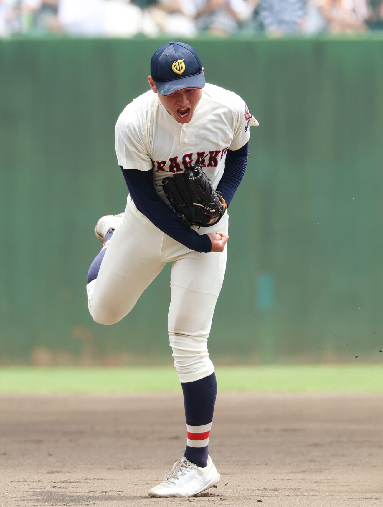 浦和学院対花咲徳栄　7回表花咲徳栄1死一、二塁、ピンチをしのぎ声を上げる日高創太（撮影・増田悦実）