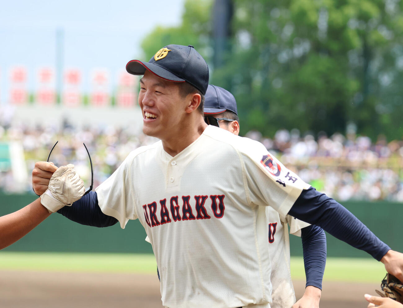 浦和学院対花咲徳栄　7回表に好捕をし笑顔でベンチに戻る西村虎龍（撮影・増田悦実）