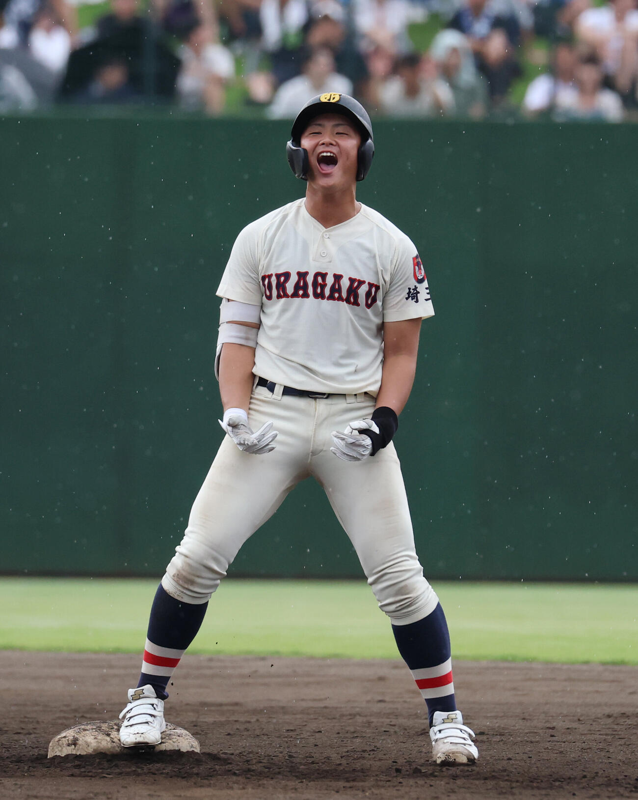 浦和学院対花咲徳栄　8回裏浦和学院2死一塁、適時二塁打を放ち喜ぶ鈴木謙心（撮影・増田悦実）