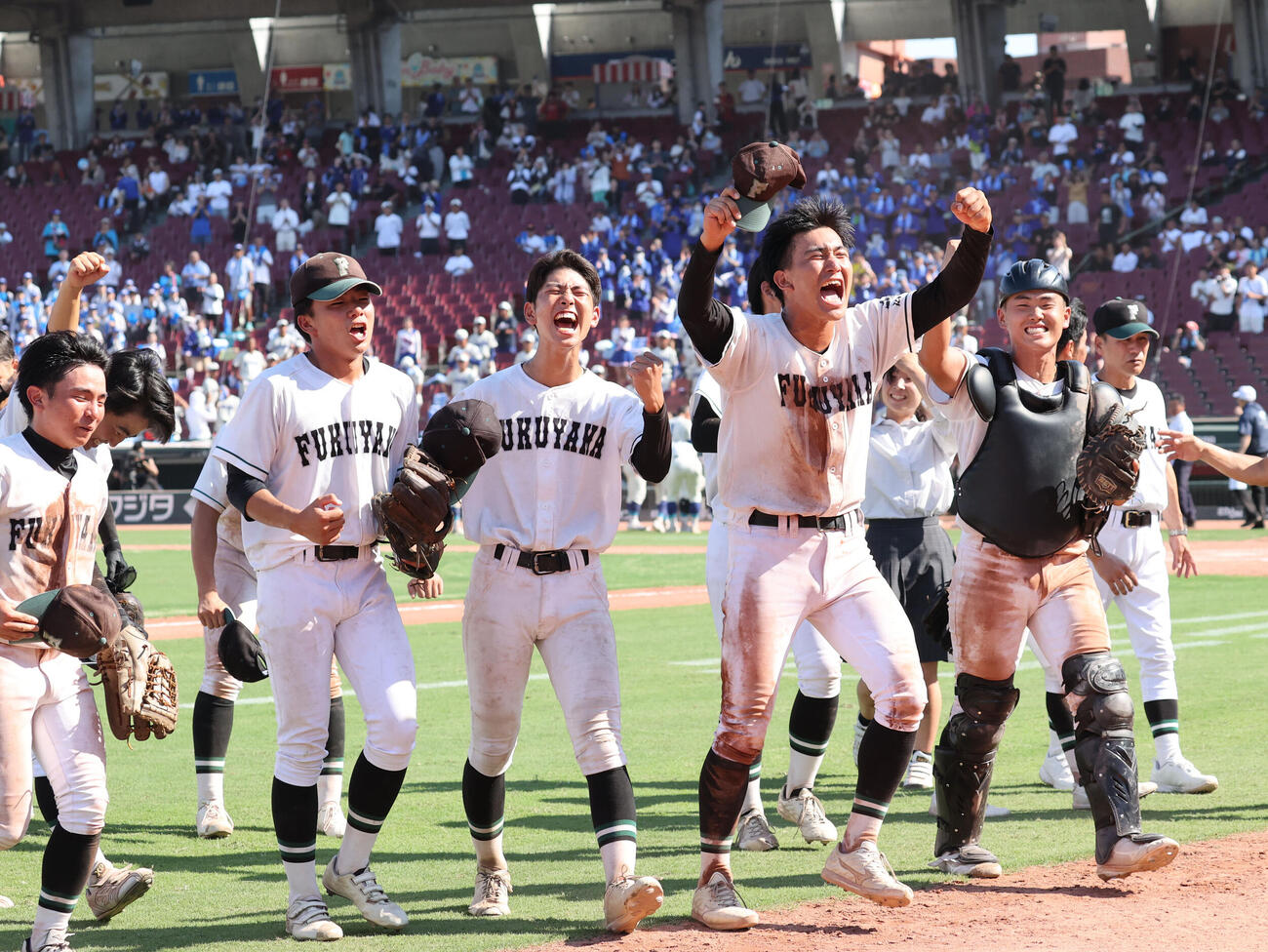 呉対福山　呉に勝利を飾り決勝進出を決めた福山ナインは歓喜の表情（撮影・梅根麻紀）