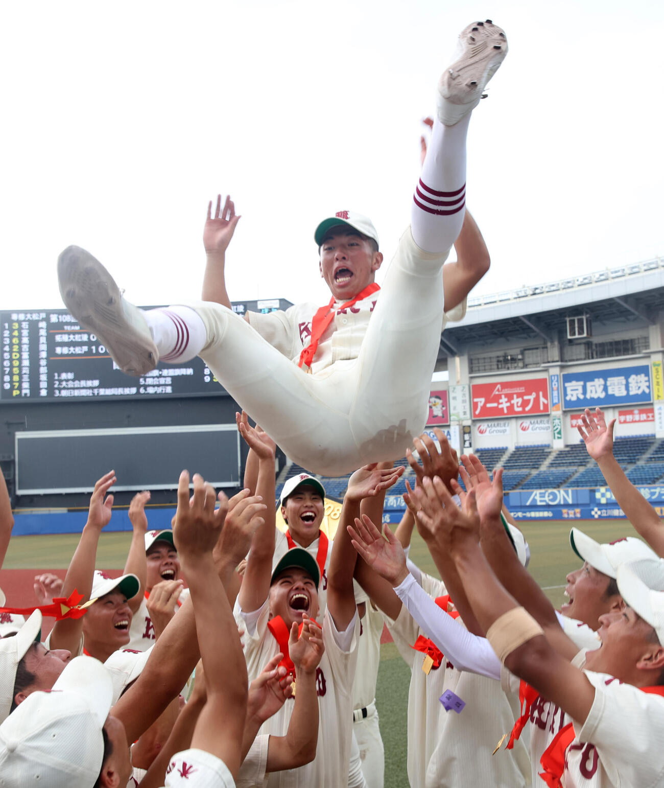 拓大紅陵対専大松戸　甲子園出場を決めナインから胴上げされる拓大紅陵・片岡拓月（撮影・柴田隆二）