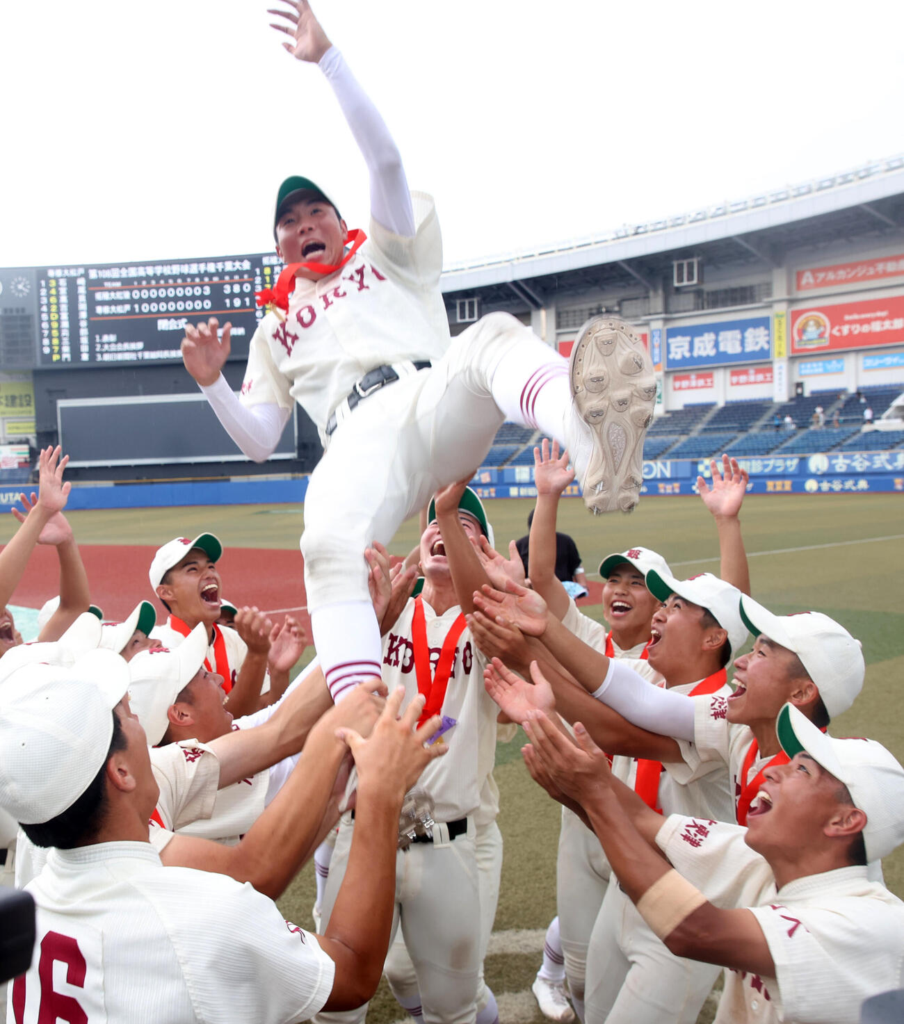 拓大紅陵対専大松戸　甲子園出場を決めナインから胴上げされる拓大紅陵・二宮楽（撮影・柴田隆二）