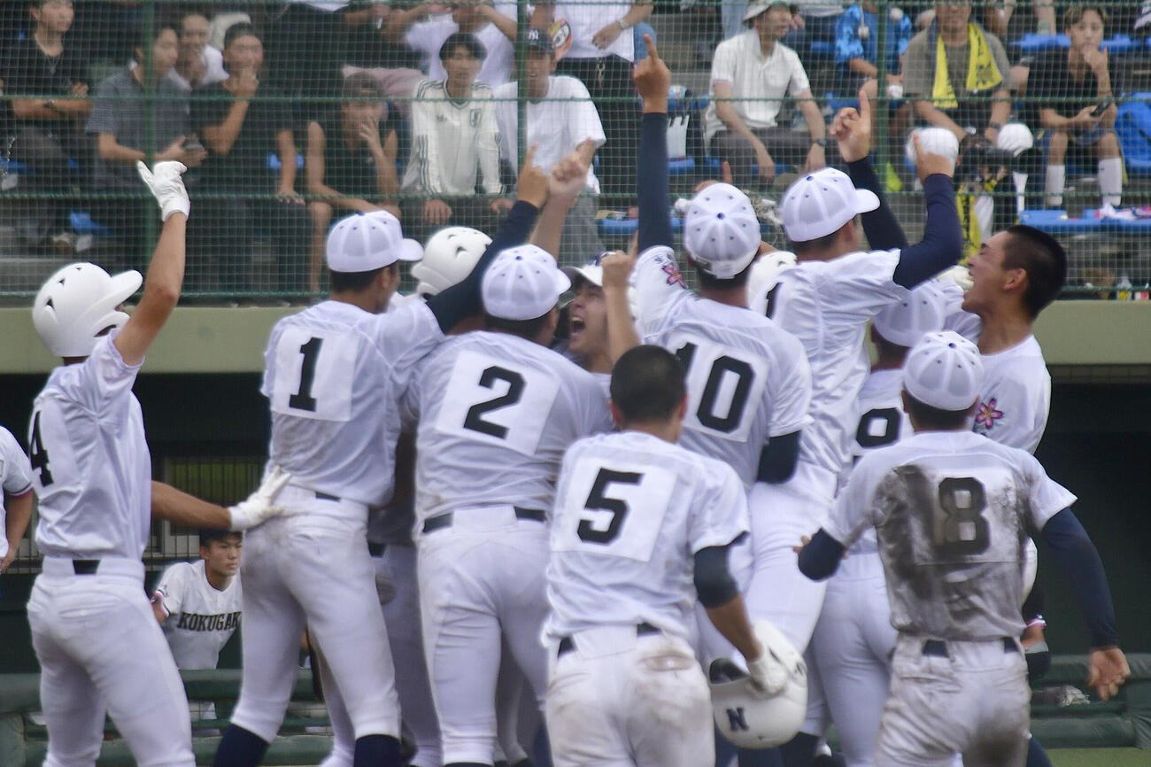 サヨナラで2季連続甲子園出場を決めた佐野日大（撮影・平山連）