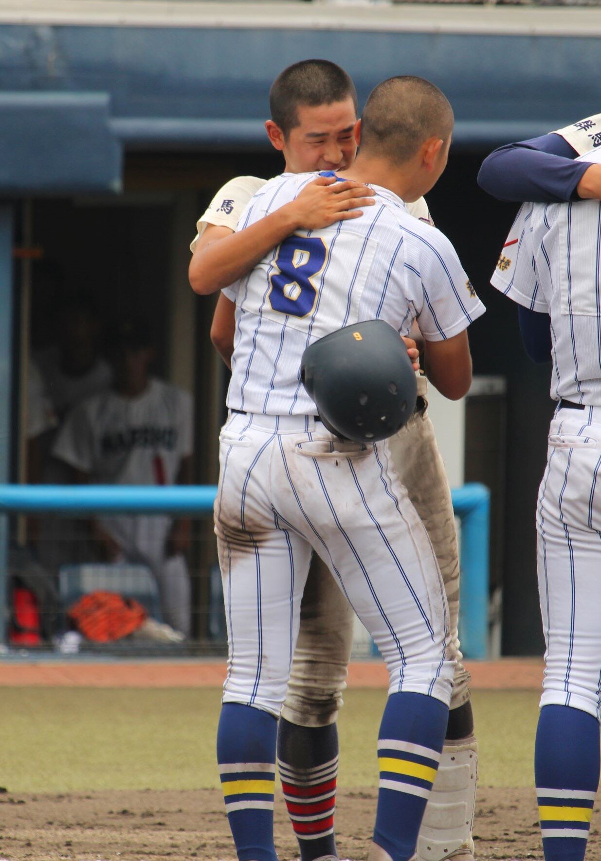 健大高崎－前橋商　試合後に抱擁する前橋商・湯浅奏太主将（奥）と健大高崎・石田雄星主将（撮影・金子真仁）
