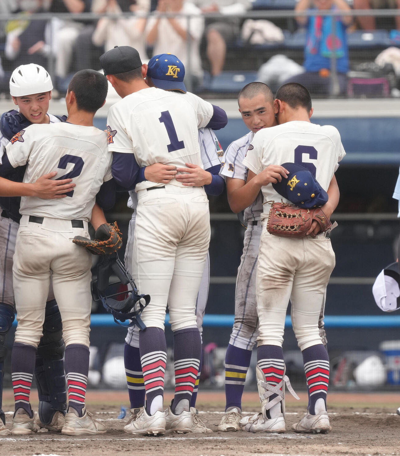 前橋商対健大高崎　試合を終え、健闘をたたえ合う前橋商・湯浅奏太（右端・背番号6）と健大高崎・石田雄星（右から2人目）ら（撮影・足立雅史）