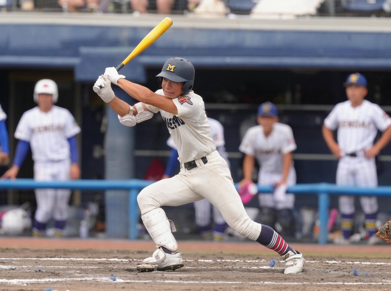 前橋商対健大高崎　7回表前橋商2死満塁、大沢舜は2点適時打を放つ（撮影・足立雅史）