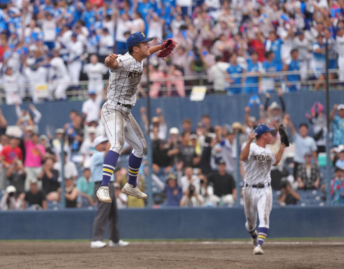 前橋商対健大高崎　9回表途中から登板した健大高崎・石田翔大は最後を締め大きくジャンプし喜ぶ（撮影・足立雅史）