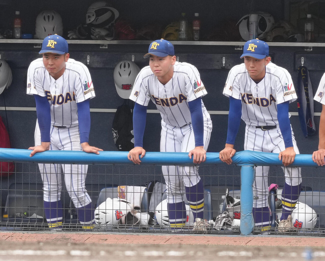 前橋商対健大高崎　9回表途中、マウンドを降りた健大高崎・石垣聡志（中央）はベンチから試合を見つめる（撮影・足立雅史）