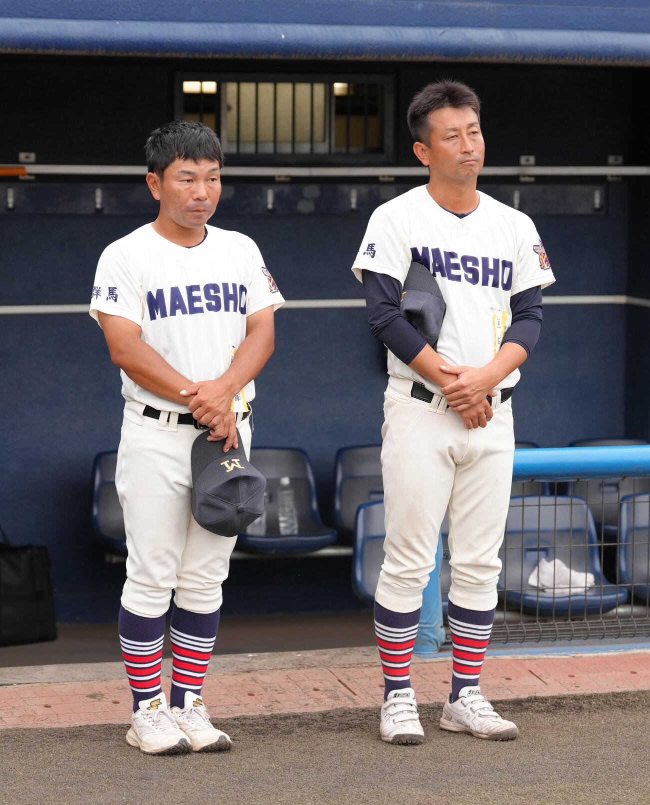 前橋商対健大高崎　表彰式を見つめる準優勝の前橋商・富岡潤一監督（右）（撮影・足立雅史）