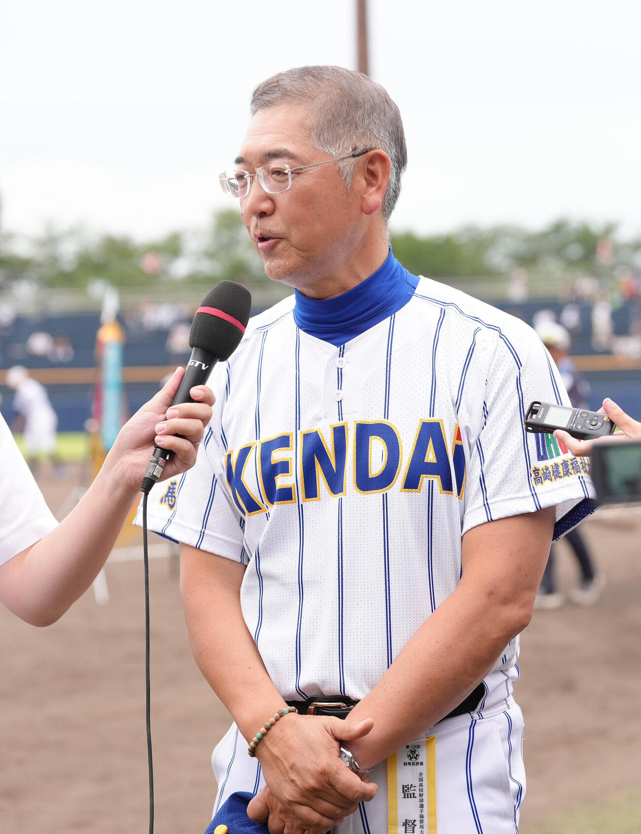 前橋商対健大高崎　優勝インタビューを受ける健大高崎・青柳博文監督（撮影・足立雅史）
