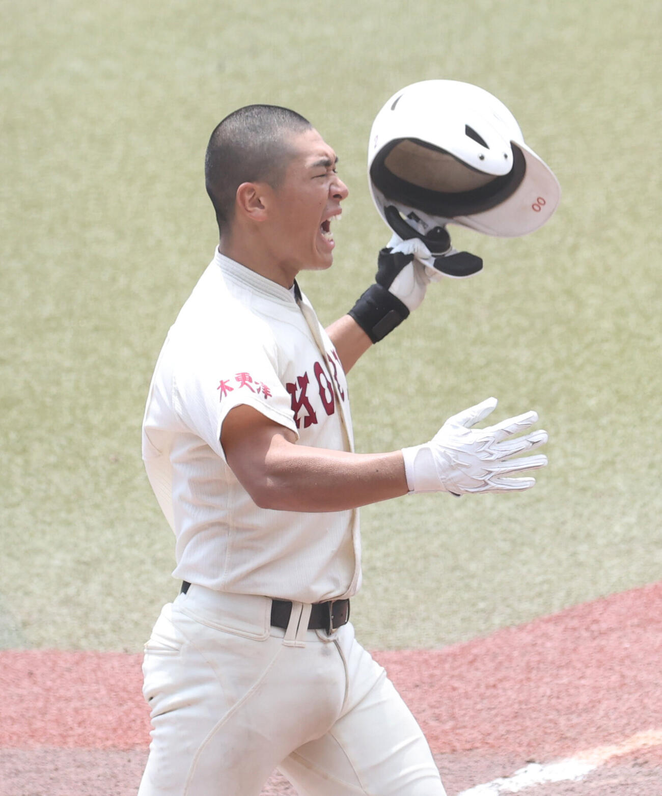 拓大紅陵対専大松戸　9回表拓大紅陵無死一、三塁、片岡拓月は3点本塁打を放ち雄たけびを上げる（撮影・柴田隆二）