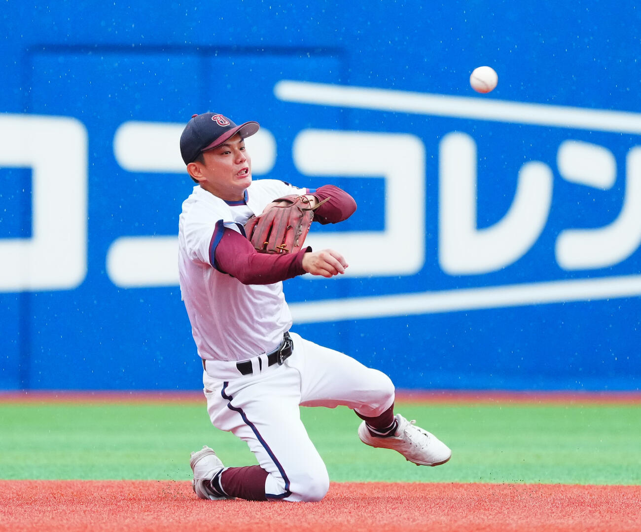 横浜対桐光学園　2回表横浜1死一、三塁、江坂佳史の遊ゴロを二塁へ悪送球する米山蒼汰（撮影・垰建太）