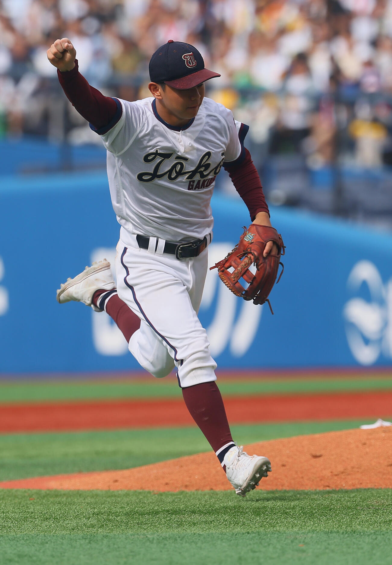 横浜対桐光学園　5回表横浜2死二、三塁、江坂佳史を打ち取りガッツポーズする米山蒼汰ガッツ（撮影・水谷安孝）