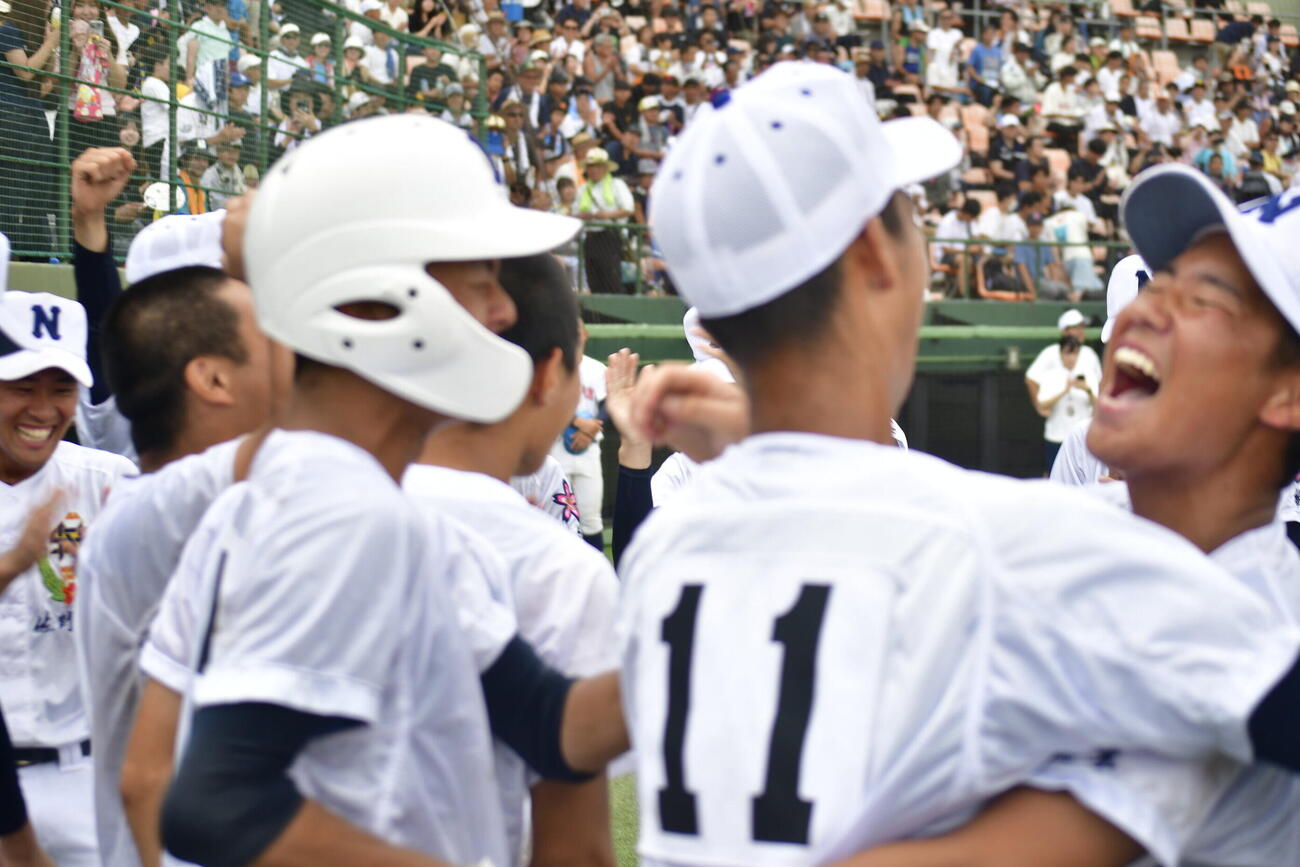 サヨナラで2季連続甲子園出場を決め、お互いをたたえ合って喜ぶ佐野日大（撮影・平山連）