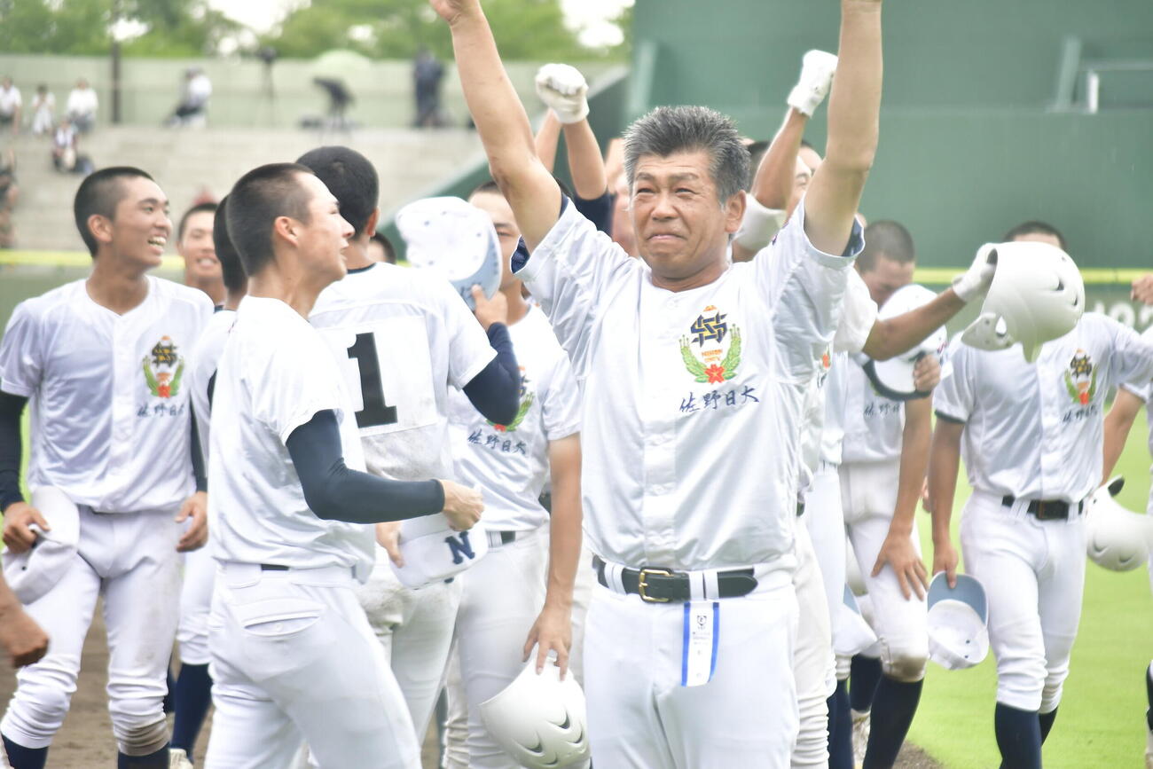 両手を掲げて喜びを表現する佐野日大・麦倉監督（撮影・平山連）