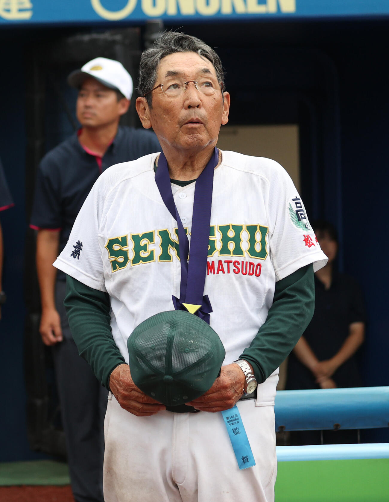 拓大紅陵対専大松戸　準優勝のメダルをかけた専大松戸・持丸修一監督（撮影・柴田隆二）